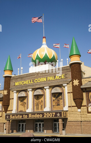 Main Street View Corn Palace mit US-Flagge angezeigt, Mitchell, South Dakota, im Jahre 1892 erbaut und im Jahre 1921 wieder aufgebaut. Stockfoto