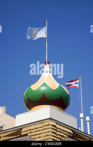 Main Street View Corn Palace mit South Dakota Flagge angezeigt Mitchell South Dakota im Jahre 1892 erbaut und umgebaut Stockfoto