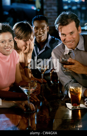 Porträt von zwei junge Paare in einer bar Stockfoto
