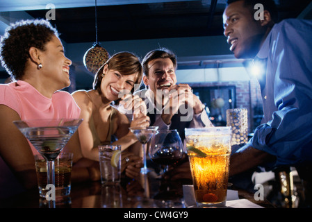 Zwei junge Paare, die zusammen in einer bar Stockfoto