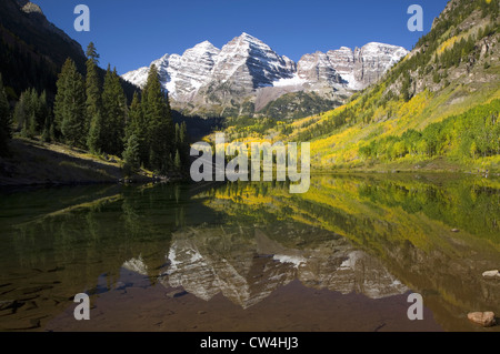 Herbstfarben von Espen spiegelt im See unter Maroon Bells, Colorado, in der Nähe von Aspen Stockfoto