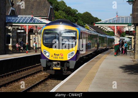 Zuerst betrieben BR 185 Desiro Diesel Triebzug Nr. 185 148 Grange-über-Sande zum Bahnhof, Cumbria, England, UK Stockfoto