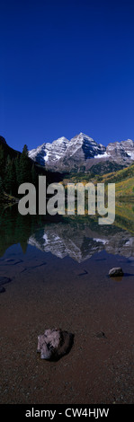 Panoramablick über Herbstfarben von Espen spiegelt im See unter Maroon Bells, Colorado, in der Nähe von Aspen Stockfoto