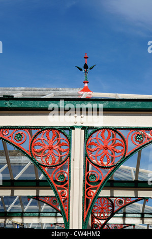 Kunstvolle Schmiedeeisen Schmiedearbeiten an der Railway Station, Grange-über-Sande, Cumbria, England, UK Stockfoto