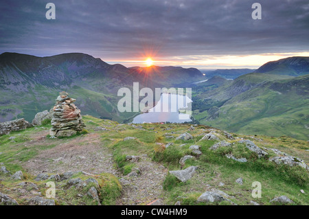 Herrliche Sommer Sonnenuntergang über Buttermere und dem Gipfel des Fleetwith Hecht im englischen Lake District. Stockfoto