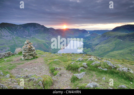 Herrliche Sommer Sonnenuntergang über Buttermere und dem Gipfel des Fleetwith Hecht im englischen Lake District. Stockfoto