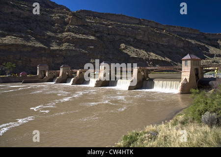 Damm, die Freisetzung von Wasser am Colorado River entlang der Interstate 55 östlich von Grand Junction, Colorado Stockfoto