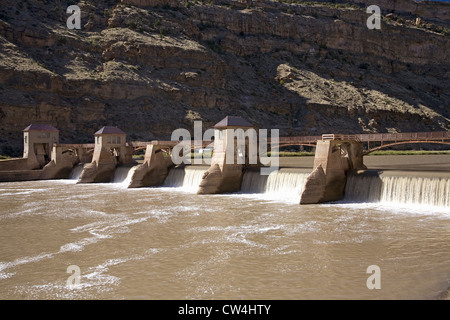 Damm, die Freisetzung von Wasser am Colorado River entlang der Interstate 55 östlich von Grand Junction, Colorado Stockfoto