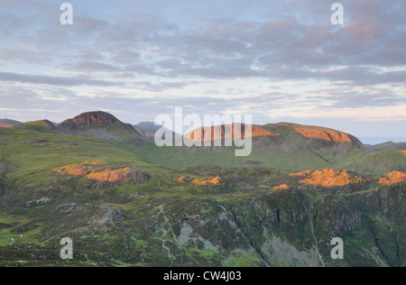 Sommer-Morgensonne auf großen Giebel, verliebte sich Kirk und Heuschober. Blick vom Fleetwith Hecht im englischen Lake District Stockfoto