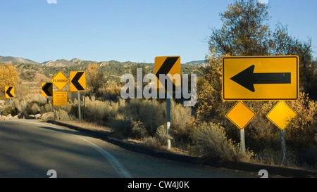 Gelbe Straßenschilder zeigen um auf Highway 33, Kalifornien auf Weg nach Ojai nach links gehen Stockfoto