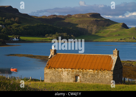 Ein altes Croft-Haus auf der Insel von Canna auf den kleinen Inseln, Schottland, Canna Hafen in Richtung Compass Hill Stockfoto