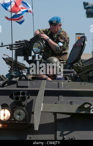 Vereinten Nationen Soldaten In eine gepanzerte Mannschaftswagen Stockfoto