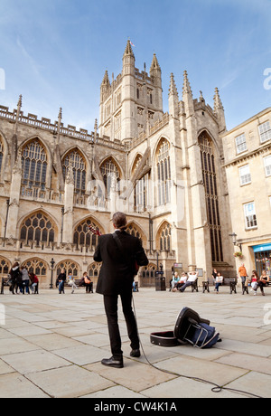 Straßenkünstler außerhalb der Abteikirche von Bath, Somerset England UK Stockfoto