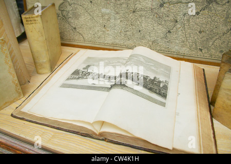 Antikes Buch im Schaufenster, Paris, Frankreich Stockfoto