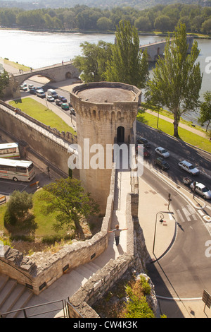 Gehweg vom Palast der Päpste in Richtung Le Pont Saint-Benezet, Avignon, Frankreich Stockfoto