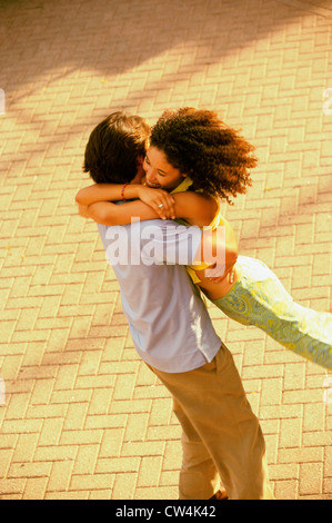 Erhöhte Ansicht eines jungen Mannes, der eine junge Frau zu umarmen Stockfoto