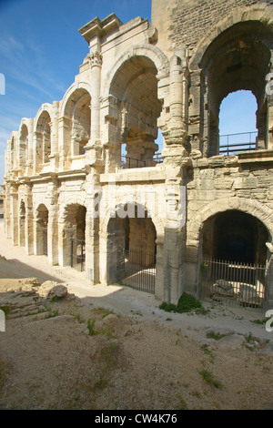 Außenseite der Arena von Arles, von der römischen Antike, fasst 24.000 Zuschauer, Arles, Frankreich Stockfoto