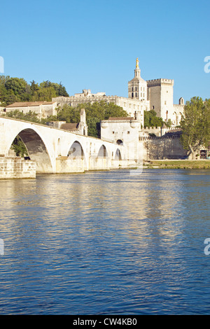 Le Pont St. Benezet und Palast der Päpste und der Rhône, Avignon, Frankreich Stockfoto
