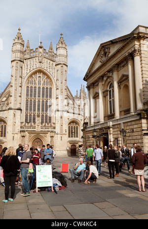 Menschen in Bath Abbey Kirchhof am Eingang der römischen Bäder, Bath Stadtzentrum Somerset UK Stockfoto