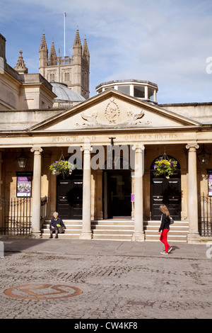 Der Eingang zu den Königen und Königinnen Bäder, Stadtzentrum, Bath, Somerset, UK Stockfoto