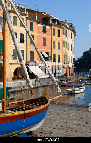 Altbauten mit Boot, Portofino, Italien Stockfoto