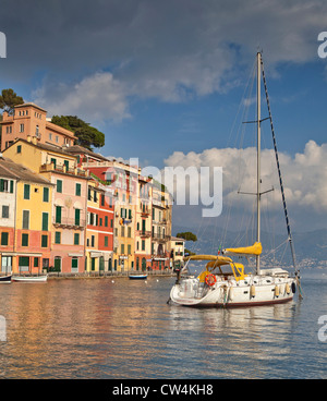 Altbauten mit Boot, Portofino, Italien Stockfoto