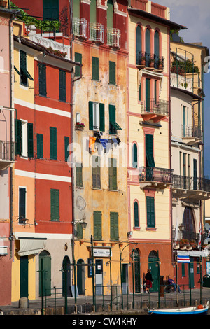 Terrakotta-Häuser am Jachthafen, Portofino, Italien Stockfoto