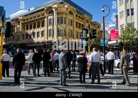 Perth Western Australia - Fußgänger auf der Straße in Perth Western Australia zu überqueren Stockfoto
