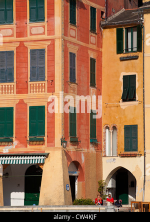 Terrakotta-Häuser am Jachthafen, Portofino, Italien Stockfoto