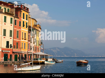 Altbauten mit Boot, Portofino, Italien Stockfoto