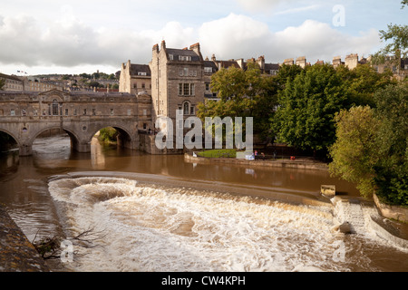 Pulteney Bridge und Pulteney Wehr nach starken Regenfällen, den Fluss Avon bei Bath, Somerset, Großbritannien Stockfoto