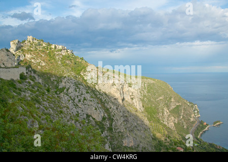 Nachschlagen in Stadt von La Turbie mit Trophee des Alpes und Kirche, Frankreich Stockfoto