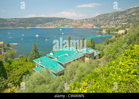 Mit Blick auf den Hafen von Saint-Jean-Cap-Ferrat, Frankreich, Blick von der Villa Ephrussi de Rothschild Stockfoto