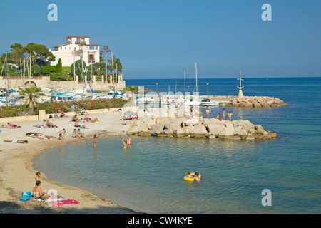 Zeigen Sie mit Strand mit Blick auf Villa Kerylos, Beaulieu-Sur-Mer, Frankreich an Stockfoto