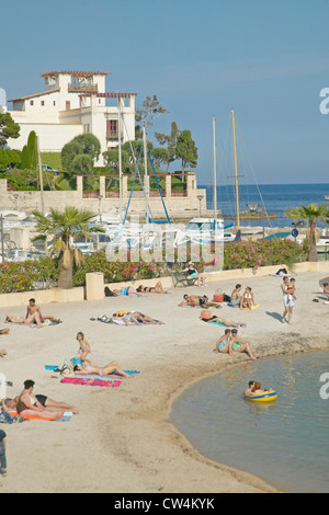 Zeigen Sie mit Strand mit Blick auf Villa Kerylos, Beaulieu-Sur-Mer, Frankreich an Stockfoto