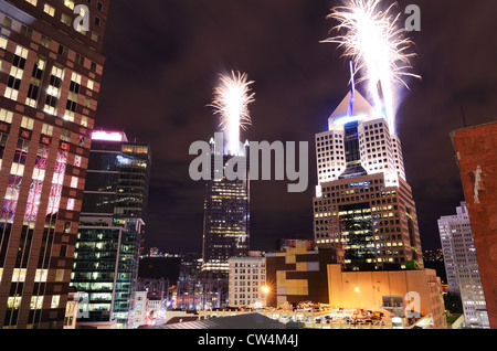 Feuerwerk starten von Wolkenkratzer in der Innenstadt von Pittsburgh, Pennsylvania, USA. Stockfoto
