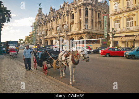 Pferd und Wagen warten auf Touristen nehmen auf Tour von Alt-Havanna, Kuba Stockfoto
