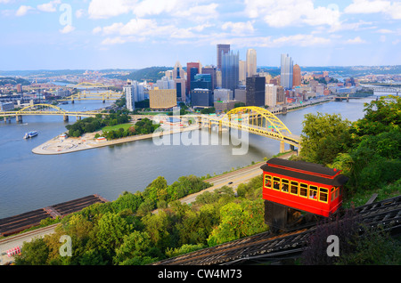 Neigen Sie, vor der Skyline der Innenstadt von Pittsburgh, Pennsylvania, USA in Betrieb. Stockfoto