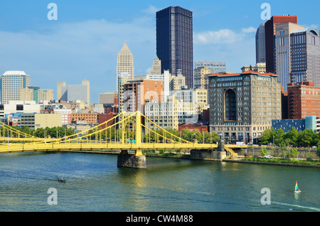 Roberto Clemente Bridge und Wolkenkratzer in der Innenstadt von Pittsburgh, Pennsylvania, USA. Stockfoto