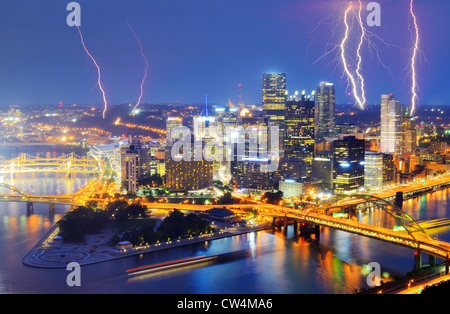 Der Blitz zwischen Wolkenkratzern in der Innenstadt von Pittsburgh in Pennsylvania. Stockfoto