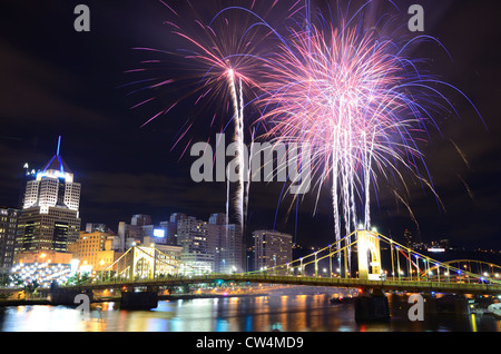 Feuerwerk auf dem Allegheny River in der Innenstadt von Pittsburgh, Pennsylvania, USA. Stockfoto