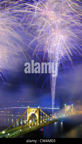 Feuerwerk auf dem Allegheny River in der Innenstadt von Pittsburgh, Pennsylvania, USA. Stockfoto