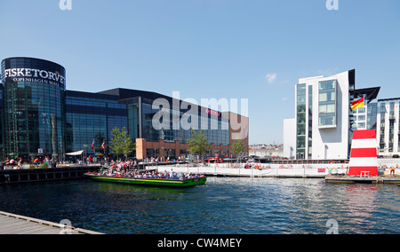 Das Einkaufszentrum Fisketorvet und er Hafen Badewanne Fisketorvet in Kopenhagen südlichen Hafen.. Stockfoto