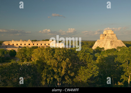 Einen Panoramablick von links nach rechts: Nonnenkloster Viereck und Pyramide Magier Maya-Ruine Uxmal Sonnenuntergang in Halbinsel Yucatan Mexiko Stockfoto