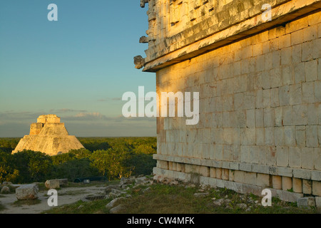 Pyramide des Zauberers, Maya-Ruine in der Yucatan Halbinsel, Mexiko bei Sonnenuntergang Stockfoto