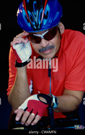 Nahaufnahme eines Mitte erwachsenen Mannes anpassen seine Sonnenbrille Stockfoto