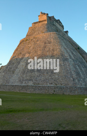 Pyramide des Zauberers, Maya-Ruine in der Yucatan Halbinsel, Mexiko bei Sonnenuntergang Stockfoto