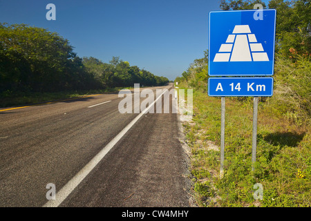 Verkehrszeichen auf mautpflichtigen Straße 180 in Halbinsel Yucatan Mexiko nach Chichen Itza Maya-Pyramide Kukulkan (auch bekannt als El Castillo) Stockfoto