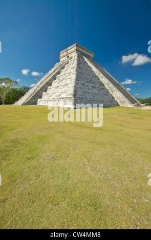 Die Maya-Pyramide des Kukulkan (auch bekannt als "El Castillo") und die Ruinen von Chichen Itza, Halbinsel Yucatan, Mexiko Stockfoto