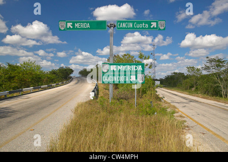 Landstraße Zeichen 180 Mautstraße auf Merida und Cancun, Halbinsel Yucatan Stockfoto